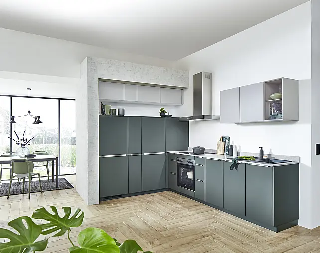 072502  Fronten:  Mineralgrün  ultramatt Lacklaminat und  Taupegrau ultramatt / Xtra Ceramic-Arbeitsplatte in Beton  weiß Nachbildung