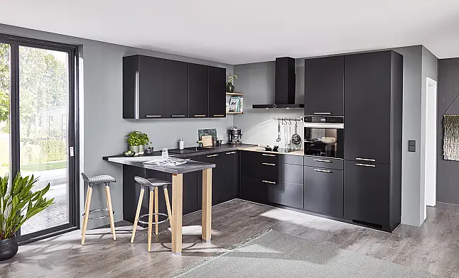 072503  Elegante L-Küche Fronten in  Lacklaminat, Schwarz  supermatt / Arbeitsplatte Schwarzbeton Nachbildung und  Eiche San Remo Nachbildung /  Korpus in Schwarz