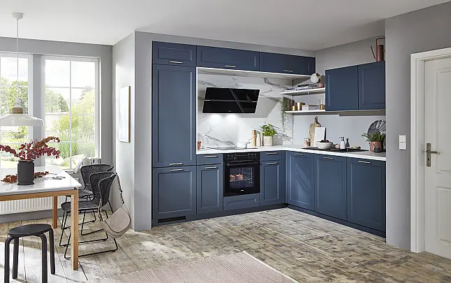 062504 - Küchenkombination im Landhausstil mit Fronten in Lacklaminat, Fjordblau / Xtra Ceramic-Arbeitsplatte und Nischenverkleidung i