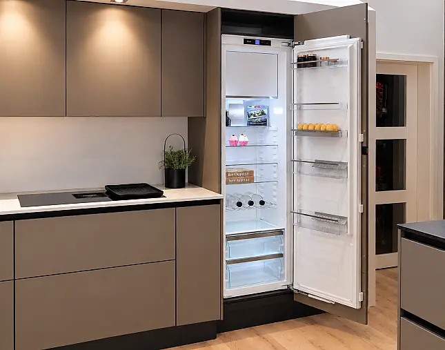 TOP-MIELE-GERÄTEAUSSTATTUNG mit Backofen, Dampfbackofen und Kaffeevollautomat! berbel Muldenlüfter mit permalyt-Filter &amp; Induktionskochfeld! Komfortabel höher platzierter Geschirrspüler! Weinklimaschrank &amp; großer Kühlschrank mit 4-Sterne-Gefrierfach!