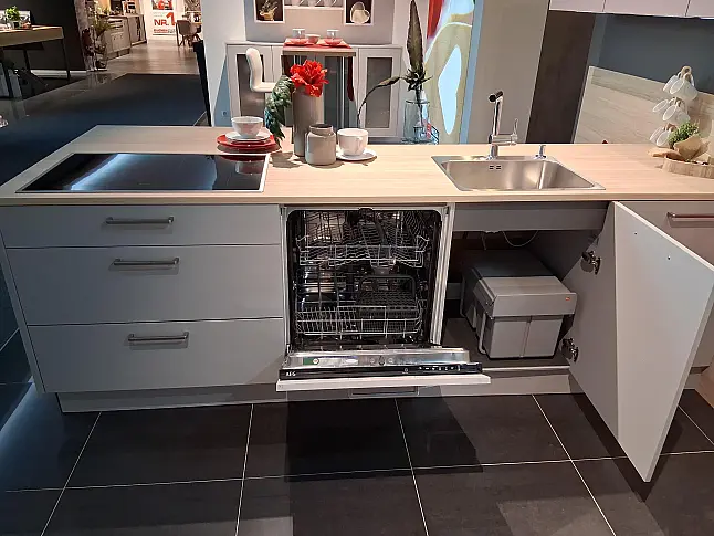 Moderne T-Küche mit wohnlicher Halbinsel, eleganten Hängeschränken in Lavendel und stilvollem Ansetztisch