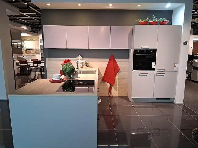 Moderne T-Küche mit wohnlicher Halbinsel, eleganten Hängeschränken in Lavendel und stilvollem Ansetztisch