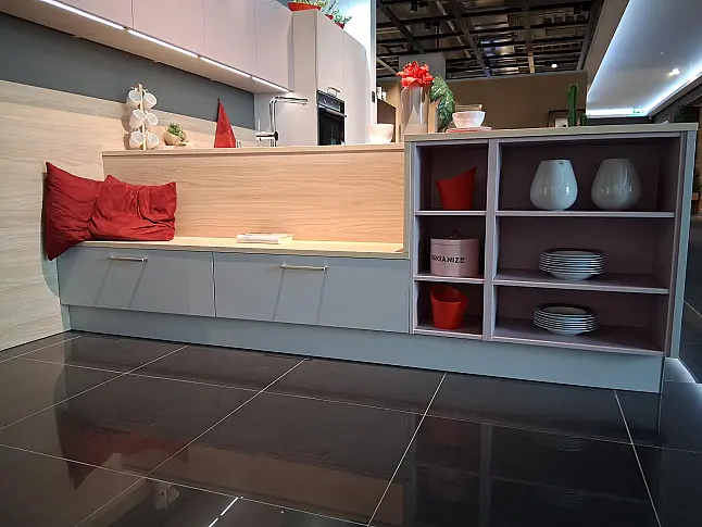 Moderne T-Küche mit wohnlicher Halbinsel, eleganten Hängeschränken in Lavendel und stilvollem Ansetztisch