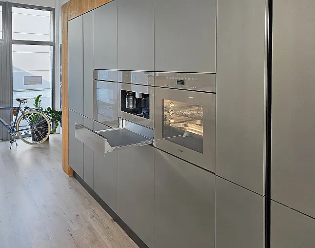 Miele Combi-Dampfgarer m. HydroClean + Backofen m. Kernthermometer, Klimagaren &amp; Pyrolyse + Kaffeeautomat + Wärmeschublade + Gefrierer + XL-Kühlschrank m. Frischschubladen + Geschirrspüler. berbel Muldenlüfter m. Indukt. &amp; permalyt. 2Zonen-Weinkühlschrank