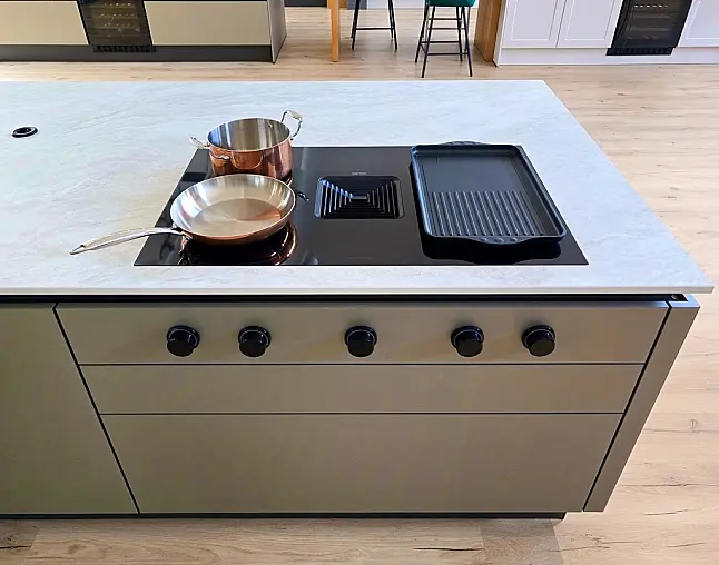 TOP-AKTUELLE HIGH-END GERÄTEAUSSTATTUNG VON GAGGENAU: Backofen mit 300°C -Backstein + separater Dampfbackofen (beide  mit Kerntemperatursensor) + Kaffeeautomat + Wärmeschublade + Vakuumierer! berbel Muldenlüfter mit Infinity-Kochfeld u. permalyt-Filter!