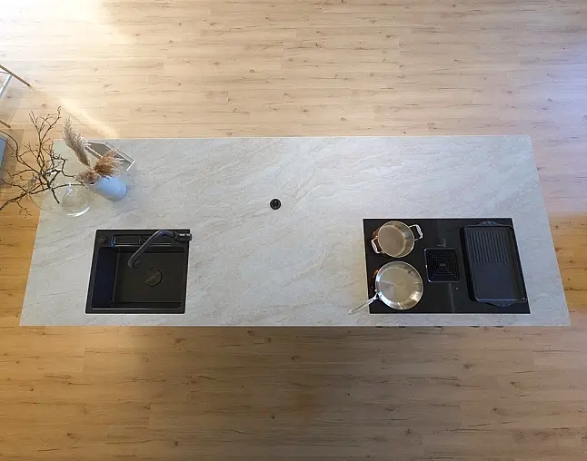 TOP-AKTUELLE HIGH-END GERÄTEAUSSTATTUNG VON GAGGENAU: Backofen mit 300°C -Backstein + separater Dampfbackofen (beide  mit Kerntemperatursensor) + Kaffeeautomat + Wärmeschublade + Vakuumierer! berbel Muldenlüfter mit Infinity-Kochfeld u. permalyt-Filter!