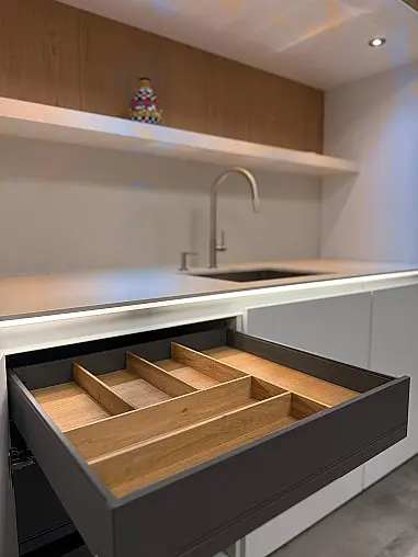 / Nobilia - Smartglas Alpinweiß trifft Edelstahl &amp; Echtholz-Design in Rillenoptik