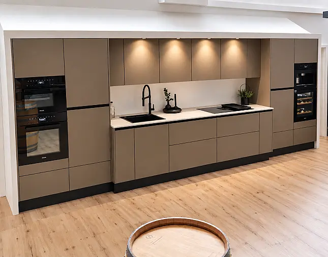 TOP-MIELE-GERÄTEAUSSTATTUNG mit Backofen, Dampfbackofen und Kaffeevollautomat! berbel Muldenlüfter mit permalyt-Filter &amp; Induktionskochfeld! Komfortabel höher platzierter Geschirrspüler! Weinklimaschrank &amp; großer Kühlschrank mit 4-Sterne-Gefrierfach!
