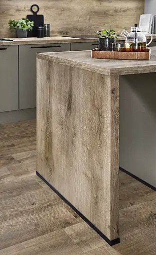 L-Küche mit kleine Essinsel, mit Fronten in Vulkangrau