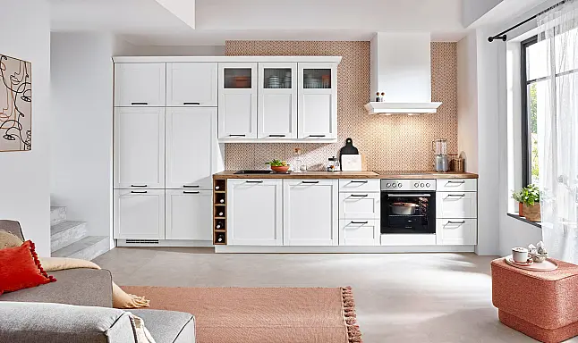062603 - Moderne Landhausküche mit Fronten in Lacklaminat, Holzstruktur weiß/ Arbeitsplatte in Balkaneiche Nachbildung