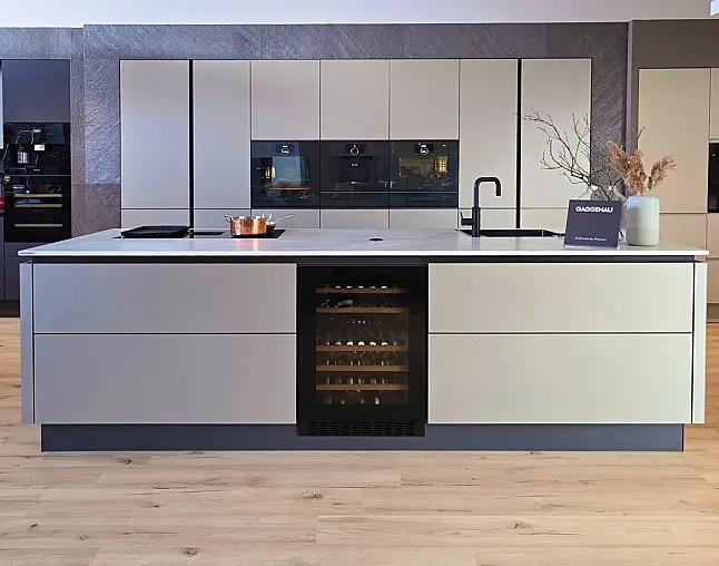 TOP-AKTUELLE HIGH-END GERÄTEAUSSTATTUNG VON GAGGENAU: Backofen mit 300°C -Backstein + separater Dampfbackofen (beide  mit Kerntemperatursensor) + Kaffeeautomat + Wärmeschublade + Vakuumierer! berbel Muldenlüfter mit Infinity-Kochfeld u. permalyt-Filter!