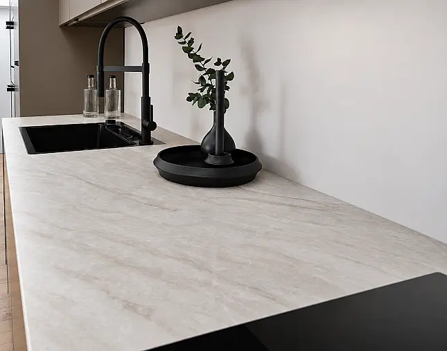 TOP-MIELE-GERÄTEAUSSTATTUNG mit Backofen, Dampfbackofen und Kaffeevollautomat! berbel Muldenlüfter mit permalyt-Filter &amp; Induktionskochfeld! Komfortabel höher platzierter Geschirrspüler! Weinklimaschrank &amp; großer Kühlschrank mit 4-Sterne-Gefrierfach!