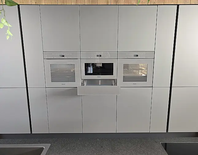 Miele Combi-Dampfgarer m. HydroClean + Backofen m. Kernthermometer, Klimagaren &amp; Pyrolyse + Kaffeeautomat + Wärmeschublade + Gefrierer + XL-Kühlschrank m. Frischschubladen + Geschirrspüler. berbel Muldenlüfter m. Indukt. &amp; permalyt. 2Zonen-Weinkühlschrank