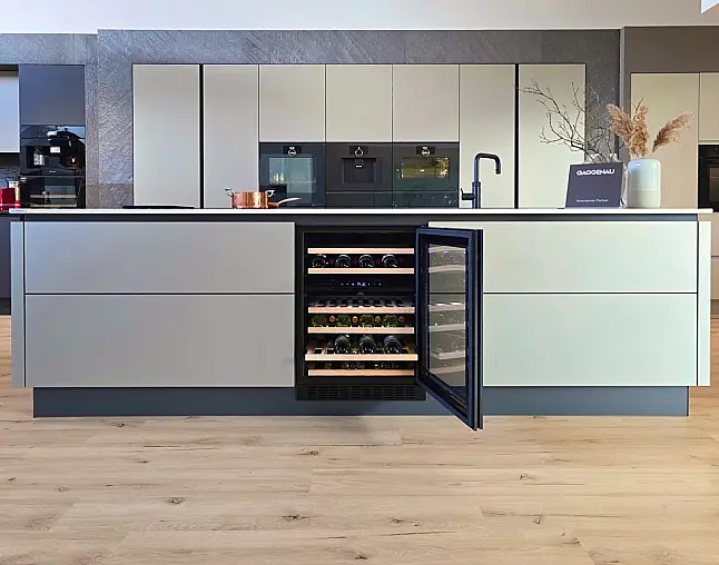 TOP-AKTUELLE HIGH-END GERÄTEAUSSTATTUNG VON GAGGENAU: Backofen mit 300°C -Backstein + separater Dampfbackofen (beide  mit Kerntemperatursensor) + Kaffeeautomat + Wärmeschublade + Vakuumierer! berbel Muldenlüfter mit Infinity-Kochfeld u. permalyt-Filter!