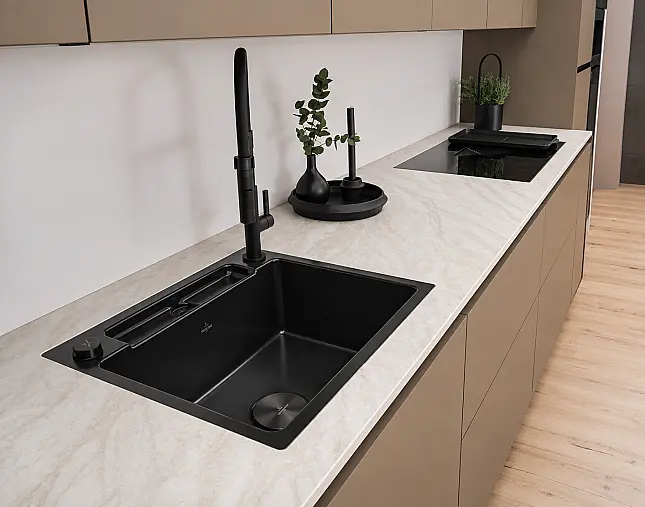 TOP-MIELE-GERÄTEAUSSTATTUNG mit Backofen, Dampfbackofen und Kaffeevollautomat! berbel Muldenlüfter mit permalyt-Filter &amp; Induktionskochfeld! Komfortabel höher platzierter Geschirrspüler! Weinklimaschrank &amp; großer Kühlschrank mit 4-Sterne-Gefrierfach!