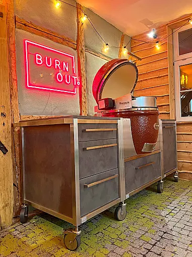 Outdoor-Küche mit Keramikgrill, Spüle und Kochfeld