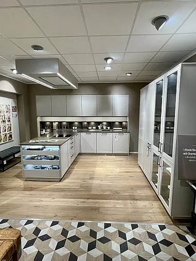 Elegante Ausstellungsküche "Leicht Verve-FS" in edlem Mohair und Echtholzoptik Bergamo Ulme