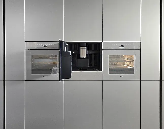 Miele Combi-Dampfgarer m. HydroClean + Backofen m. Kernthermometer, Klimagaren &amp; Pyrolyse + Kaffeeautomat + Wärmeschublade + Gefrierer + XL-Kühlschrank m. Frischschubladen + Geschirrspüler. berbel Muldenlüfter m. Indukt. &amp; permalyt. 2Zonen-Weinkühlschrank