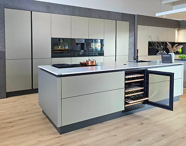 TOP-AKTUELLE HIGH-END GERÄTEAUSSTATTUNG VON GAGGENAU: Backofen mit 300°C -Backstein + separater Dampfbackofen (beide  mit Kerntemperatursensor) + Kaffeeautomat + Wärmeschublade + Vakuumierer! berbel Muldenlüfter mit Infinity-Kochfeld u. permalyt-Filter!
