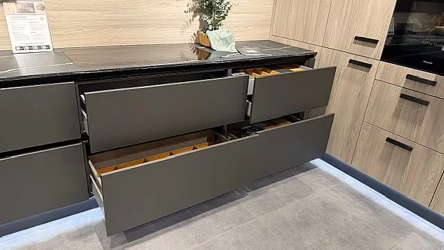 Großzügige U-Küche in eleganter Farbkombination