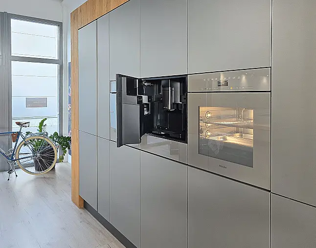 Miele Combi-Dampfgarer m. HydroClean + Backofen m. Kernthermometer, Klimagaren &amp; Pyrolyse + Kaffeeautomat + Wärmeschublade + Gefrierer + XL-Kühlschrank m. Frischschubladen + Geschirrspüler. berbel Muldenlüfter m. Indukt. &amp; permalyt. 2Zonen-Weinkühlschrank