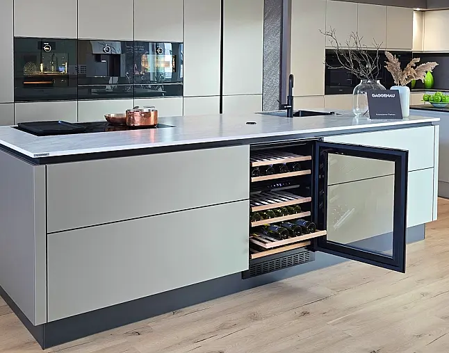 TOP-AKTUELLE HIGH-END GERÄTEAUSSTATTUNG VON GAGGENAU: Backofen mit 300°C -Backstein + separater Dampfbackofen (beide  mit Kerntemperatursensor) + Kaffeeautomat + Wärmeschublade + Vakuumierer! berbel Muldenlüfter mit Infinity-Kochfeld u. permalyt-Filter!