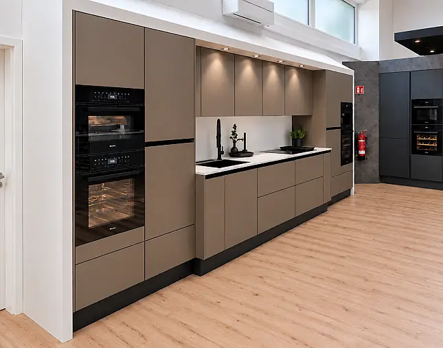 TOP-MIELE-GERÄTEAUSSTATTUNG mit Backofen, Dampfbackofen und Kaffeevollautomat! berbel Muldenlüfter mit permalyt-Filter &amp; Induktionskochfeld! Komfortabel höher platzierter Geschirrspüler! Weinklimaschrank &amp; großer Kühlschrank mit 4-Sterne-Gefrierfach!