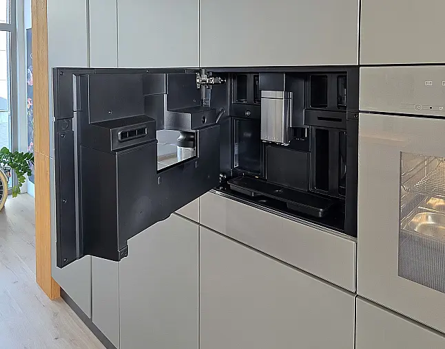 Miele Combi-Dampfgarer m. HydroClean + Backofen m. Kernthermometer, Klimagaren &amp; Pyrolyse + Kaffeeautomat + Wärmeschublade + Gefrierer + XL-Kühlschrank m. Frischschubladen + Geschirrspüler. berbel Muldenlüfter m. Indukt. &amp; permalyt. 2Zonen-Weinkühlschrank