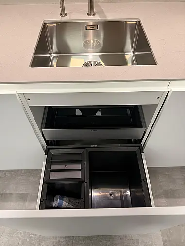 / Nobilia - Smartglas Alpinweiß trifft Edelstahl &amp; Echtholz-Design in Rillenoptik