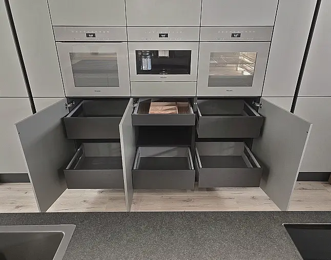 Miele Combi-Dampfgarer m. HydroClean + Backofen m. Kernthermometer, Klimagaren &amp; Pyrolyse + Kaffeeautomat + Wärmeschublade + Gefrierer + XL-Kühlschrank m. Frischschubladen + Geschirrspüler. berbel Muldenlüfter m. Indukt. &amp; permalyt. 2Zonen-Weinkühlschrank