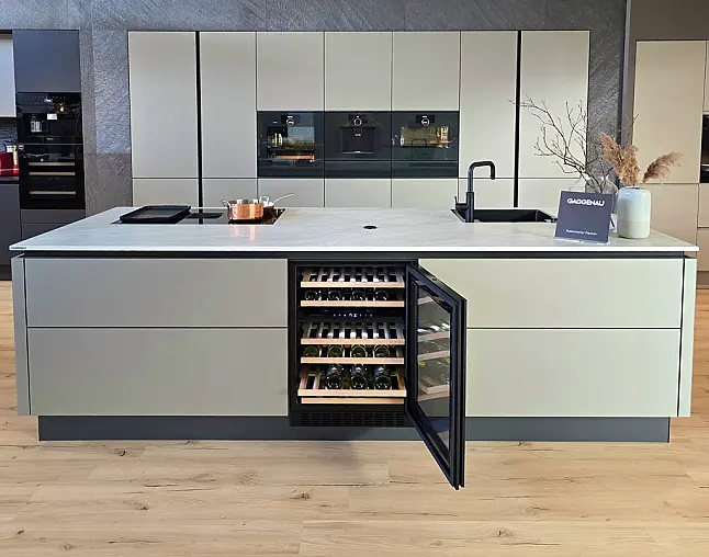 TOP-AKTUELLE HIGH-END GERÄTEAUSSTATTUNG VON GAGGENAU: Backofen mit 300°C -Backstein + separater Dampfbackofen (beide  mit Kerntemperatursensor) + Kaffeeautomat + Wärmeschublade + Vakuumierer! berbel Muldenlüfter mit Infinity-Kochfeld u. permalyt-Filter!