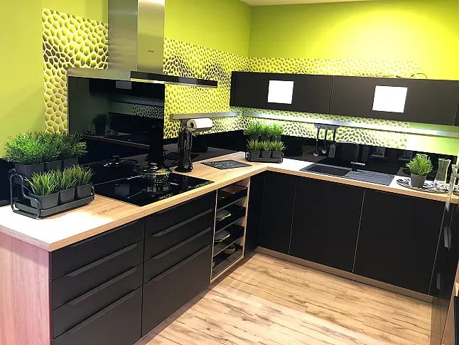 Einzigartige Designer-Ausstellungsküche in Schiefer Schwarz und Lime