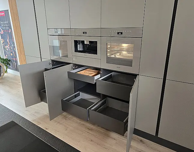 Miele Combi-Dampfgarer m. HydroClean + Backofen m. Kernthermometer, Klimagaren &amp; Pyrolyse + Kaffeeautomat + Wärmeschublade + Gefrierer + XL-Kühlschrank m. Frischschubladen + Geschirrspüler. berbel Muldenlüfter m. Indukt. &amp; permalyt. 2Zonen-Weinkühlschrank