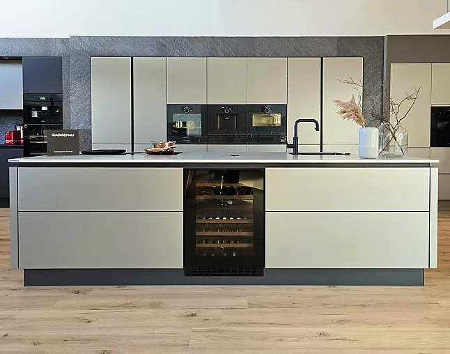 TOP-AKTUELLE HIGH-END GERÄTEAUSSTATTUNG VON GAGGENAU: Backofen mit 300°C -Backstein + separater Dampfbackofen (beide  mit Kerntemperatursensor) + Kaffeeautomat + Wärmeschublade + Vakuumierer! berbel Muldenlüfter mit Infinity-Kochfeld u. permalyt-Filter!