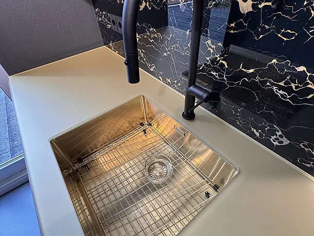 Blaue Küche mit Glas Arbeitsplatte und modernem Design