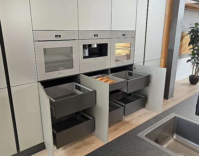 Miele Combi-Dampfgarer m. HydroClean + Backofen m. Kernthermometer, Klimagaren &amp; Pyrolyse + Kaffeeautomat + Wärmeschublade + Gefrierer + XL-Kühlschrank m. Frischschubladen + Geschirrspüler. berbel Muldenlüfter m. Indukt. &amp; permalyt. 2Zonen-Weinkühlschrank