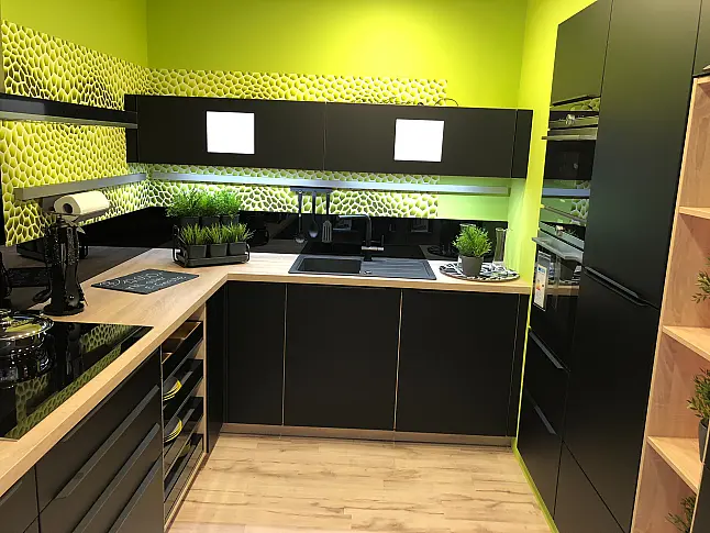 Einzigartige Designer-Ausstellungsküche in Schiefer Schwarz und Lime
