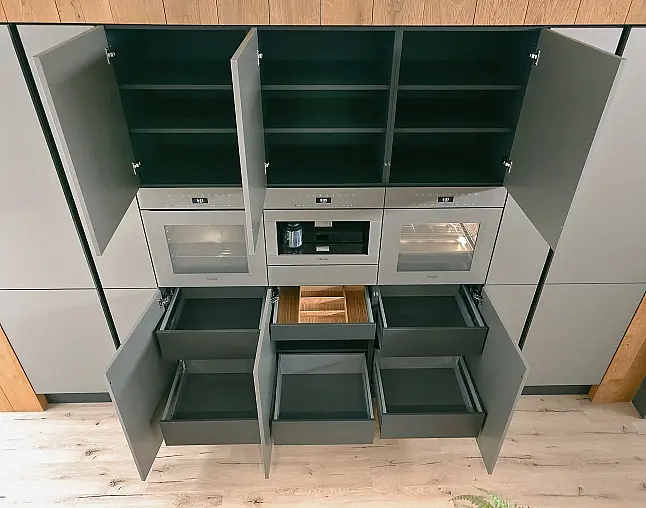 Miele Combi-Dampfgarer m. HydroClean + Backofen m. Kernthermometer, Klimagaren &amp; Pyrolyse + Kaffeeautomat + Wärmeschublade + Gefrierer + XL-Kühlschrank m. Frischschubladen + Geschirrspüler. berbel Muldenlüfter m. Indukt. &amp; permalyt. 2Zonen-Weinkühlschrank