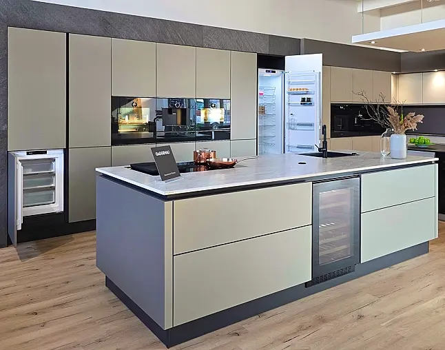 TOP-AKTUELLE HIGH-END GERÄTEAUSSTATTUNG VON GAGGENAU: Backofen mit 300°C -Backstein + separater Dampfbackofen (beide  mit Kerntemperatursensor) + Kaffeeautomat + Wärmeschublade + Vakuumierer! berbel Muldenlüfter mit Infinity-Kochfeld u. permalyt-Filter!