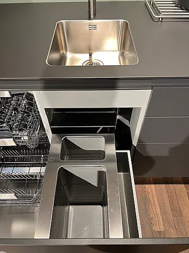 minimalistische Pantry bulthaup b3, Farbe graphit, Ausstellungsküche