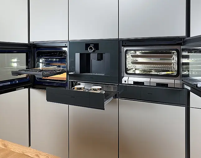 GAGGENAU-GERÄTE DER NEUESTEN GENERATION: Backofen mit Vollauszug&amp;Backstein + Kaffeevollautomat + Dampfbackofen + zwei Wärmeschubladen | Vakuumierer möglich | 2-Zonen-Weinklimaschrank und neuester berbel Muldenlüfter mit permalyt-Filter | Quooker möglich!