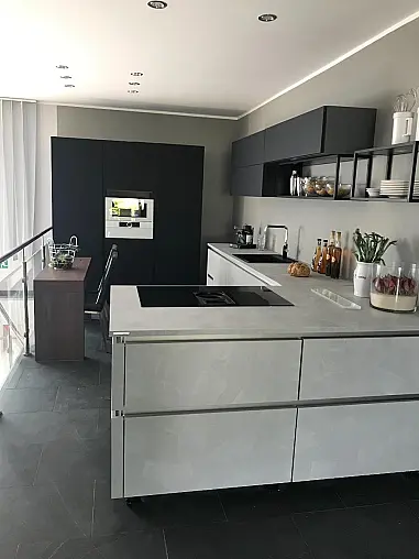 NOLTE MUSTERKÜCHE MATRIX 150 Manhattan beton hellgrau-Decor mit samtmattschwarz