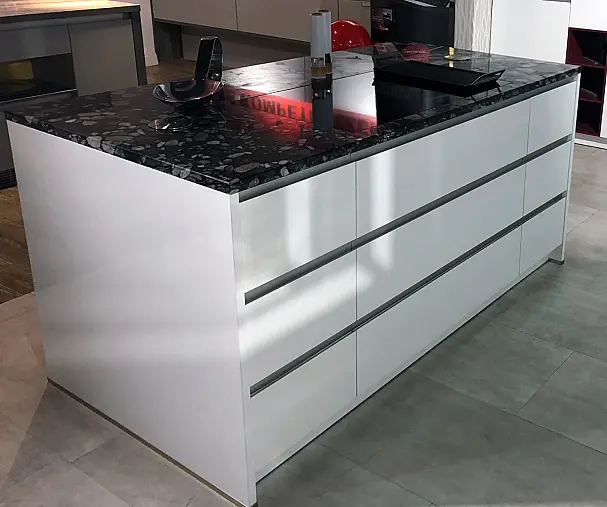 Inselküche Weiß Hochglanz exklusive Ausstattung mit Berbel Skyline Edge Deckenlifthaube