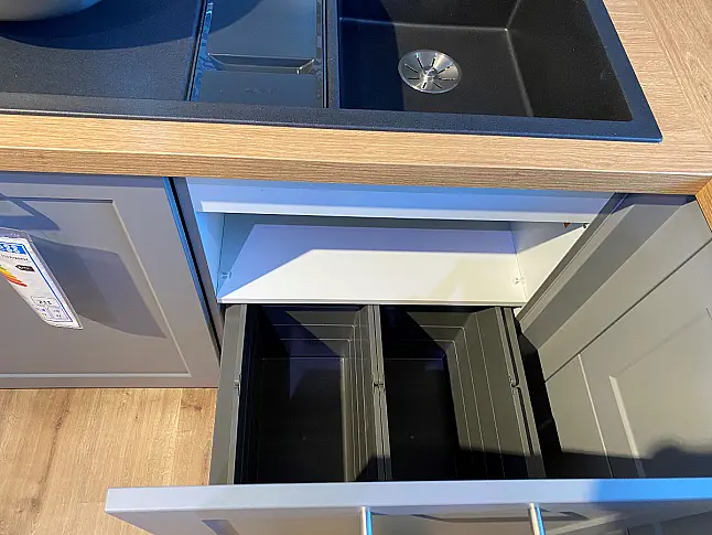 Moderne Landhausküche mit viel Stauraum