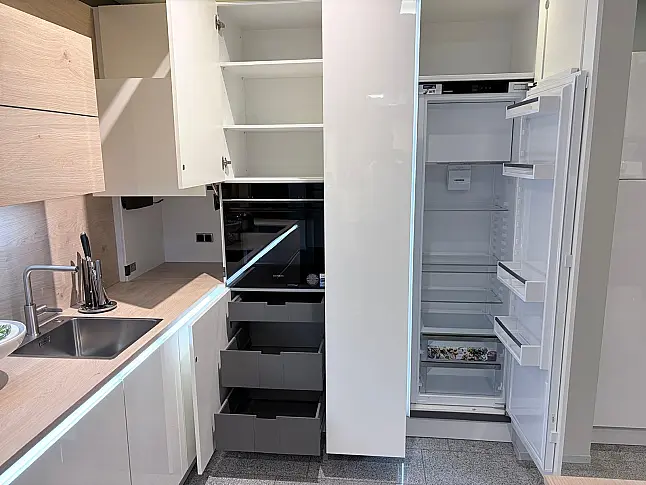 Moderne Nolte Küche in weiß Hochglanz und heller Eiche