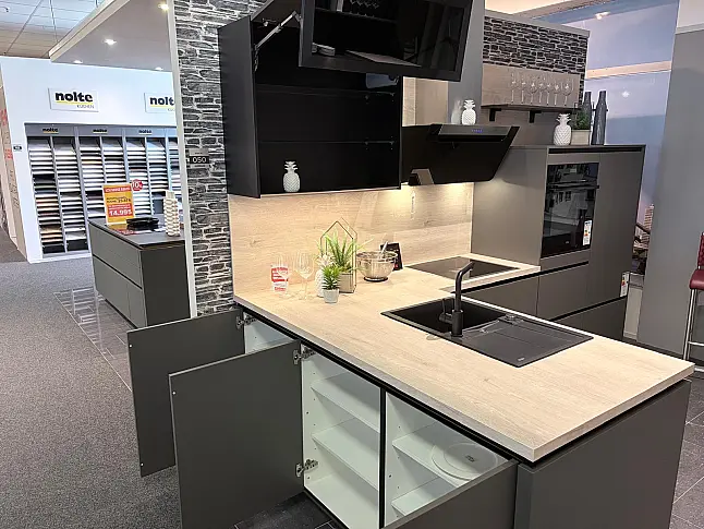 Designstarke funktionale grifflose Küche