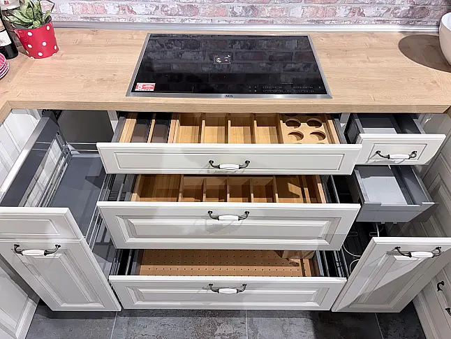Hochwertige Landhausküche in Magnolia gewischt
