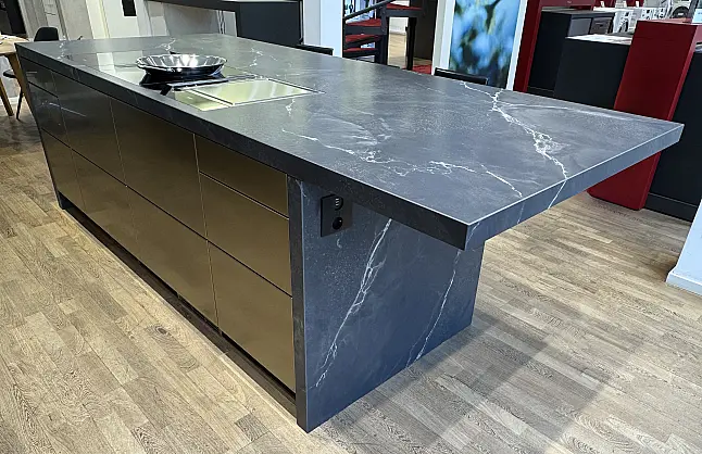 Hochwertige Design-Küche mit Echtholzfurnier und Bronze-Akzenten