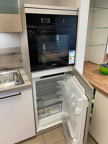 Moderne Musterküche mit Thekenansatz in L-Form