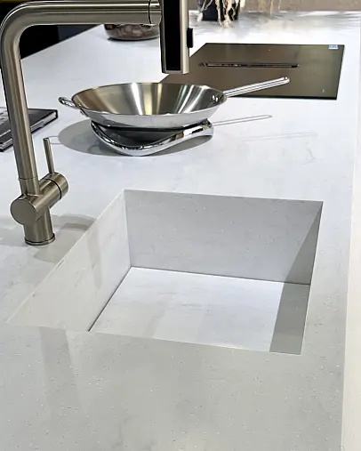 Traumhafte Gamadecor/Porcelanosa Musterküche mit großer Insel – modern in Holz &amp; Weiß. Ausstellungsküche zum Abverkauf - in Heinsberg.